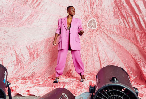 Laura Mvula během večera mluvila také o tom, že skladba Golden Ashes vznikla jako autoterapie v souvislosti s panickou atakou. A publikum ji odměňovalo vřelým potleskem. Přesto se jí nelze divit, že ačkoli ji fanoušci na konci bouřlivě volali zpět, na přídavek už se nevrátila. | Foto: promo umělkyně Laura Mvula během večera mluvila také o tom, že skladba Golden Ashes vznikla jako autoterapie v souvislosti s panickou atakou. A publikum ji odměňovalo vřelým potleskem. Přesto se jí nelze divit, že ačkoli ji fanoušci na konci bouřlivě volali zpět, na přídavek už se nevrátila. | Foto: promo umělkyně