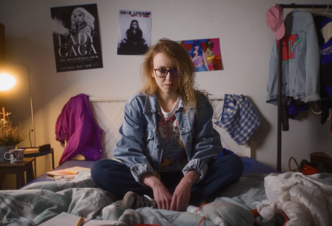 Kapela něco něco v singlu noční plán popisuje období, kdy z jedné strany útočí dospělost a povinnosti a z druhé chuť žít, prožívat, objevovat. | Foto: KUK Production