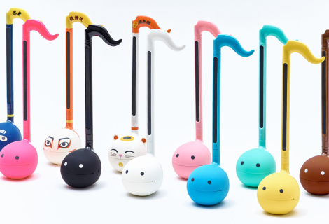 Otamatone je elektronický syntezátor pocházející z Japonska. Jeho vtipný design ve stylu osminové noty a zvuk podobný thereminu si vydobyl oblibu zejména na TikToku a YouTube, kde naleznete mnohé coververze hrané na tento vskutku bizarní nástroj. | Foto: Otamatone.jp