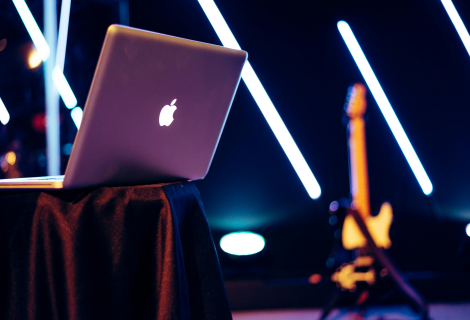 Máme povinnost nahlas připomínat, že hudba není spotřební grafika, kterou lze generovat jako na běžícím pásu. | Foto: Brett Sayles, Pexels