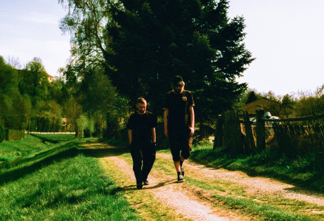 Duo post-hudba se na akustické desce vrací ke svému katalogu bez nostalgické úcty i potřeby se od něj odstřihnout. | Foto: Štěpán Svoboda