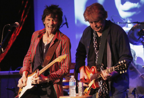 Ronnie Wood s Mickem Taylorem se vzájemně doplňují a předvádí nádherné kytarové duely. | Foto: Archiv Ronnie Wood s Mickem Taylorem se vzájemně doplňují a předvádí nádherné kytarové duely. | Foto: Archiv
