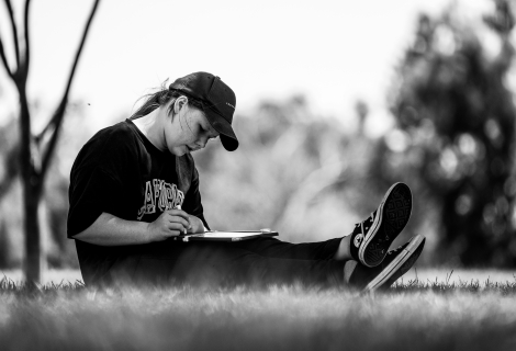 Léto je ideální čas na to dopřát si čas zpomalit, podívat se dovnitř a pochytat rozlétané zdroje inspirace. I Foto: Ruslan Zaplatin on Unsplash