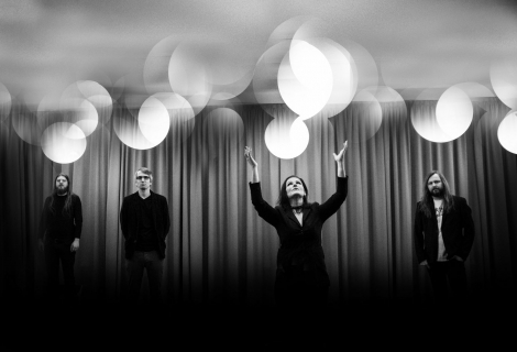 Riffy a vokály tvoří atmosféru většiny písniček, i přes přesahy k dream popu nebo akustice však rytmika skladby rázně táhne do ponuré temnoty. | Foto: DyingPassion.com Riffy a vokály tvoří atmosféru většiny písniček, i přes přesahy k dream popu nebo akustice však rytmika skladby rázně táhne do ponuré temnoty. | Foto: DyingPassion.com