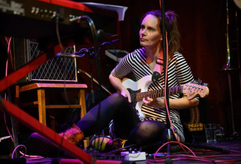 Koncertní kytaru má Hana Lundiaková-Stinka jenom jednu, lacinou elektriku s příběhem Fender Squier Strat. | Foto: Karel Šuster