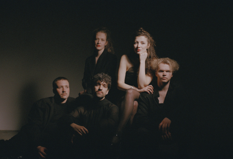 Hudební lineup tasovského festivalu doplňují teige, Dukla, HRTL, něco něco nebo Meowlau. Apollónova návštěva přiveze iniciativu Pod Svícnem, pořad ArtCafé i podcasty Bojs, Prompt a Hodný, zlý a kritický. | Foto: Táňa Lvovská