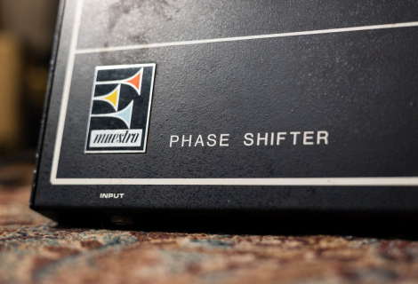 Phase shifter rozdělí signál na dva (jeden čistý a jeden zefektovaný). Druhý signál je následně prohnán několika filtry a následně nízkofrekvenčními oscilátory. Následným smícháním obou signálů vzniká phase efekt.