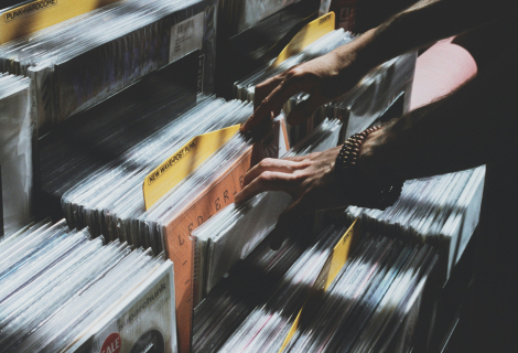 V polovině první dekády nového století – kde se vzaly, tu se vzaly – se znovu objevily vinyly. Formát, o kterém byli ještě pár let předtím všichni skálopevně přesvědčeni, že už je definitivně pravěkem. A hle, jejich obliba roste dodnes. | Foto: Unsplash