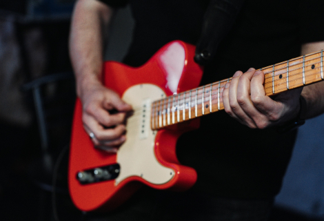 Vyzkoušeli jste někdy opradvu divoké ladění kytary? Kombinaci, která vám totálně rozhodí naučené prstoklady a otevře dveře do neprobádaných sonických vesmírů? | Foto: Vitalii Khodzinskyi (Unsplash)