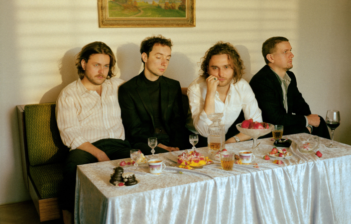 „City můžou být skutečné a silné, ale kontext, ve kterém vznikají, je často iluzorní,“ říká frontman Midnight Swimmers Stanislav Chyzhman. | Foto: Debora Loučková