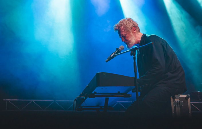 Glen Hansard na Festival Slunovrat v Opavě. Téměř dvouhodinový koncert se nečekaně stal jedním z jeho posledních vystoupení v Česku. | Foto: archiv festivalu