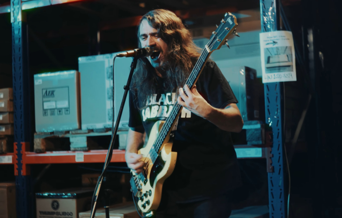 Syrový beton, industriální prostor a tma byly pro Acid Row jako stvořené. | Foto: z Live Loud Session