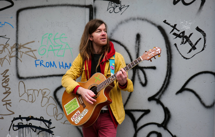 „Každý si občas rád zazpívá ve sprše. A přesně o tom to video je. Banánovník included,“ říká Dan Vertígo. | Foto: Štěpán Jílek