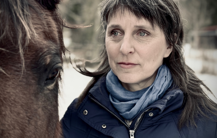 „Výhoda pozdního debutu je v tom, že nemusím sama sebe do ničeho tlačit. Mám naprostou tvůrčí svobodu,“ říká písničkářka Lucie Dlabolová. | Foto: Petr Dlabola