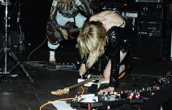 Limitovaný Jazzmaster Kim Gordon kombinuje klasický snímač u krku s vysokovýstupovým humbuckerem Seymour Duncan JB u kobylky. | Foto: Fender