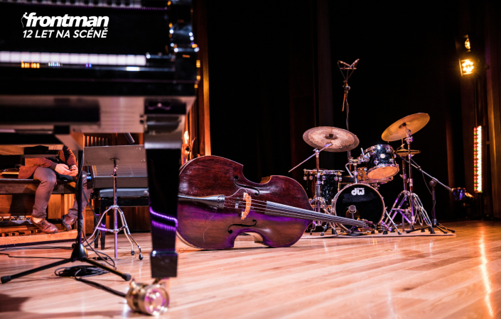 Vnitřní kritik je něco jako rodič, učitel, zvukař a barman dohromady – přesně ví, kdy jste byli intonačně pod tónem, kdy se vám nepovedlo vystavět sólo, kdy se vám rozsypaly doby a kdy vaše invence v písňových textech dosáhla uměleckého dna. | Foto: Dolo Iglesias (Unsplash)