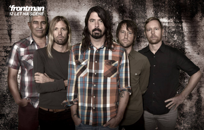 Mnoho zejména pětičlenných kapel neodolá pokušení sešikovat se za svého frontmana do tvaru písmene V. Výjimkou nejsou ani Foo Fighters a cihlová zeď v pozadí samozřejmě nesmí chybět. | Foto: Live Nation