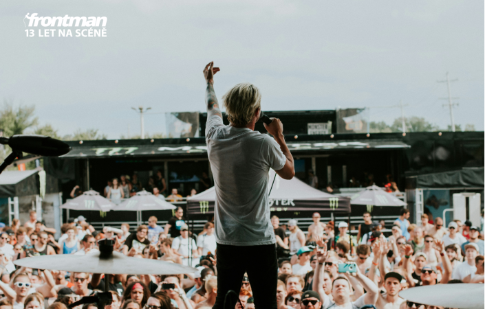 Speciální skupinou muzikantů jsou vypravěči, kteří kombinují koncert se storytellingem a mezi každou skladbou nutně potřebují publiku převyprávět obsah následující skladby nebo sdělit něco zásadního ze svého života. | Foto: Cody Board (Unsplash)