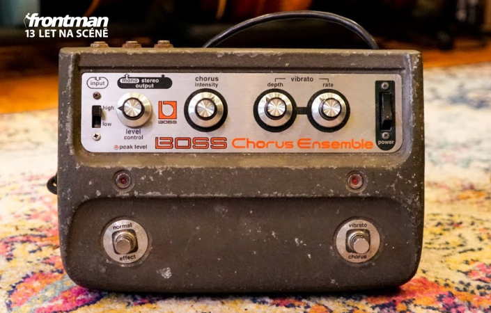 Zvuk chorusu vzniká tak, že po vstupu do pedálu je signál rozdělen na dva. První prochází nezměněn, zatímco druhý je nepatrně opožděn a zmodulován průběžnou změnou tóniny. | Foto: Boss
