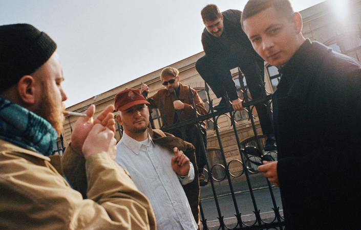  Po Colours of Ostrava, Pop Messe, Povalči a festivalu KAMEN!CE vyrážejí na podzimní turné a v nové Radio Wave Studio Session ukazují, jak písně z desky fungují naživo. | Foto: Kuba Zeman