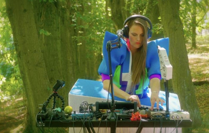 Vladivojna La Chia v projektu Tulpa Tape propojuje živou elektroniku, hlas, improvizaci a performance. | Foto: Patrik Veltruský