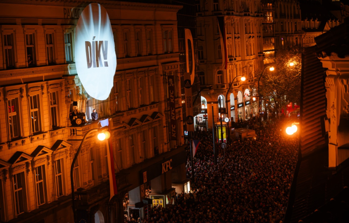 Modlitba pro Martu je symbolem sametové revoluce. Letos ji z balkonu Paláce Metro zazpívá Jan Cina. | Foto: Lea Decroix