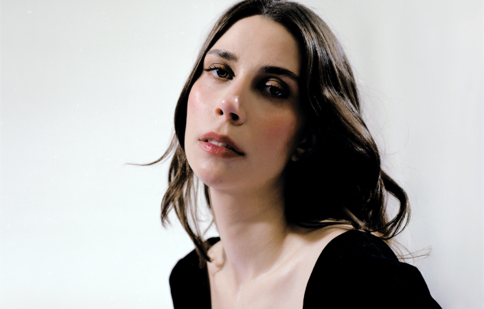 Píseň Odovzdaj sa mi stojí na zvuku mandolín, akustických bicích, smyčcích a syntezátoru, propojuje moderní zvuk s nenápadným retro teplem. | Foto: Kate Guic