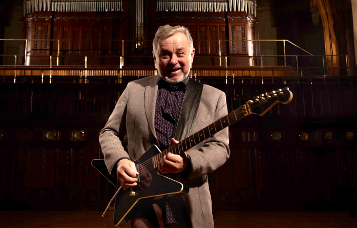 Michal Pavlíček na prahu sedmdesátky: pořád hledá, pořád hraje, pořád svůj. | Foto: Jan Nožička