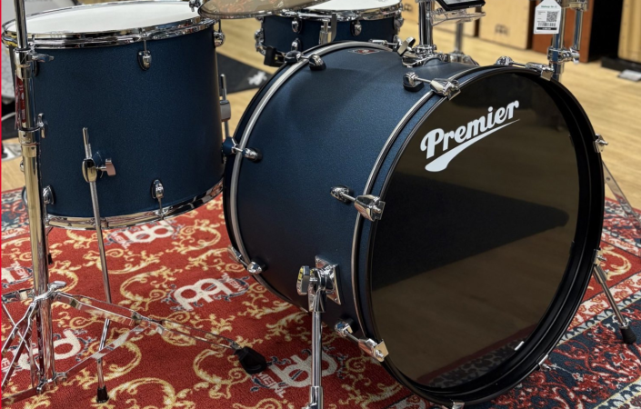 Revolution staví na jednoduché, ale funkční myšlence: nabídnout plně vybavenou bicí soupravu, kterou stačí rozbalit, postavit a začít hrát. | Foto: Kytary.cz