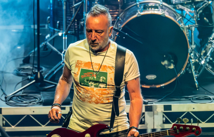 „Sex Pistols doslova roztrhali všechna pravidla. Jejich vztek přesně vystihoval, jak jsem se tehdy cítil,“ říká Peter Hook. | Foto: Jason Mooney
