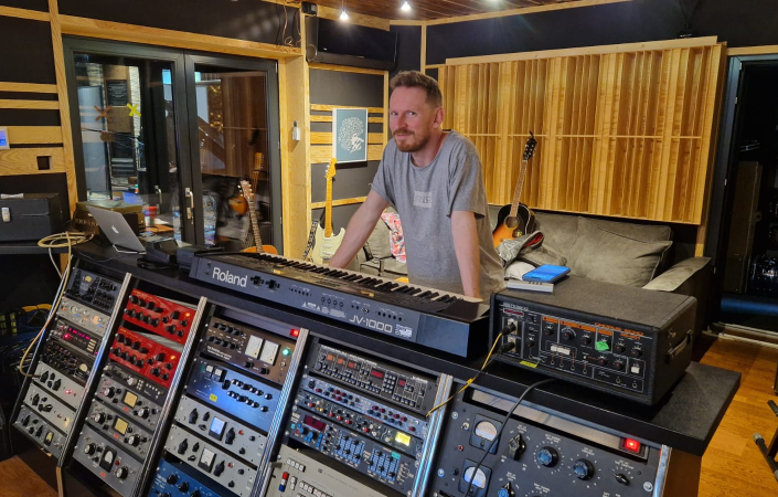 Celý Birdland nás kromě profesionálního přístupu oslovil i příjemným klidným prostředím, ve kterém se dobře tvoří a pracuje. Na fotce je náš spokojený basák Tomáš Černek. | Foto: archiv Jana Hilara