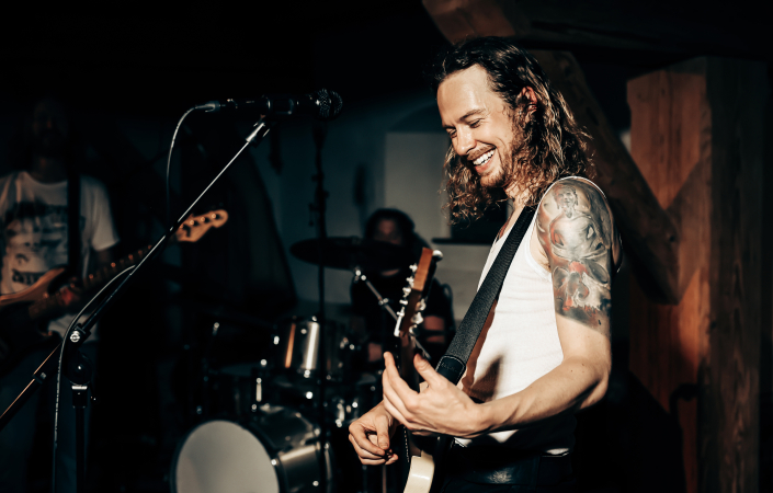 „Myslím, že v londýnské scéně neznám nikoho s menším pedalboardem, než mám já – a to se mi vlastně líbí,“ říká Rufus Miller. | Foto: Milan Kruliš