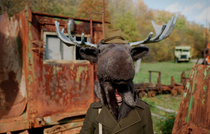 Všudypřítomného myslivce hraje Marek Hes, grafik kapely, jenž už od druhého alba dotváří grafický design obalů všech desek Nauzey Orchestry. | Foto: Tomáš Brada