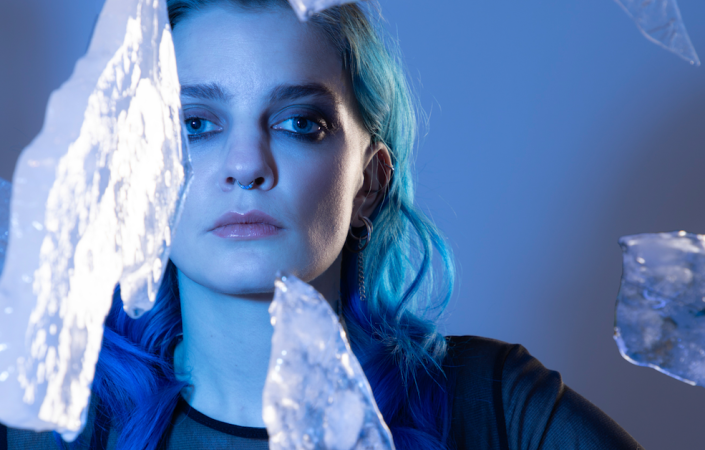 „Vyostřená doba si žádá rockový zvuk,“ říká na okraj svého nového alba Rozkousanej svět písničkářka Kvietah. | Foto: Barbora Žentelová