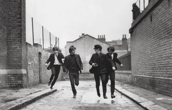 Když John, Paul, George a Ringo po necelé hodině a půl dodivočili, nechali jsme spuštěné plátno a pustili si na něj ČT24, tedy Volební studio. | Foto: United Artists, Apple Corps