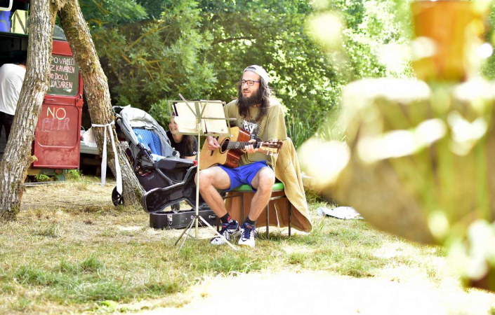 Kdy jindy než v létě nasát nečekané nápady, vjemy a myšlenky, které pak během podzimních plískanic ve zkušebně přetavíte v nové riffy a melodie? I Festival MEZIPROSTOR, foto: Jitka