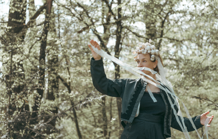 „S lidovou písní má moje tvorba mnoho společného, ale před krojem jako takovým mám velký respekt,“ říká Tereza Richtrová. | Foto: Karolína Ketmanová