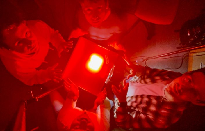 V kapele jsme se nebyli schopni shodnout, jak moc AI využívat. Vy v tom máte jasno? | Foto: archiv The Colorblinds