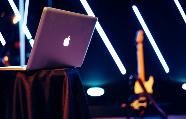 Máme povinnost nahlas připomínat, že hudba není spotřební grafika, kterou lze generovat jako na běžícím pásu. | Foto: Brett Sayles, Pexels