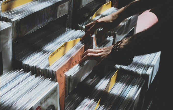 V polovině první dekády nového století – kde se vzaly, tu se vzaly – se znovu objevily vinyly. Formát, o kterém byli ještě pár let předtím všichni skálopevně přesvědčeni, že už je definitivně pravěkem. A hle, jejich obliba roste dodnes. | Foto: Unsplash